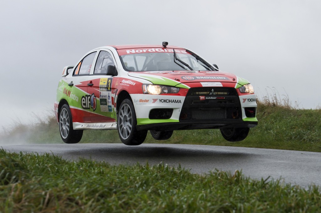 På rallyets tre sidste hastighedsprøver var Steen Andersen og Mie Petersen oppe i fart, og deres Mitsubishi var den bil, der fløj længst over hoppene på prøve 11 og 13
(Foto: Jokum Tord Larsen / jokumtordlarsen.com)